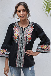 Camiseta de manga tres cuartos con volantes y bordado floral con cuello en V